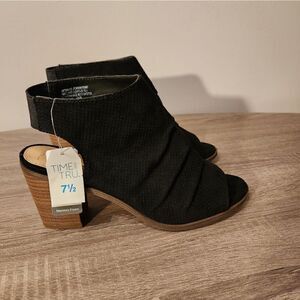 TIME AND TRU WOMEN'S BLACK MEMORY FOAM SANDALS SIZE 7 1/2 WOMEN HEEL SHOE